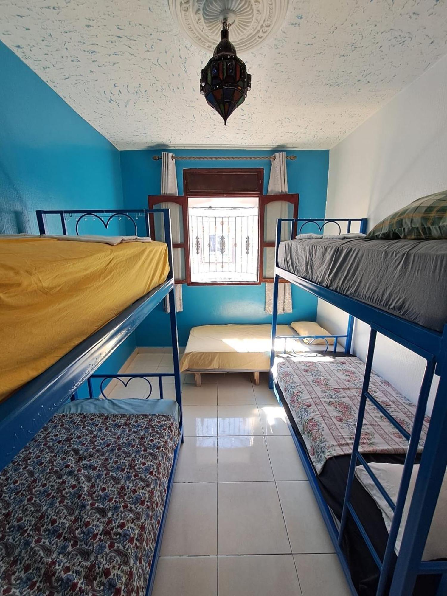 Cama num Dormitório Misto com 4 Camas